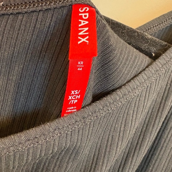 Spanx NWT Ribbed Black One-Shoulder Top Size XS - Picture 4 of 6